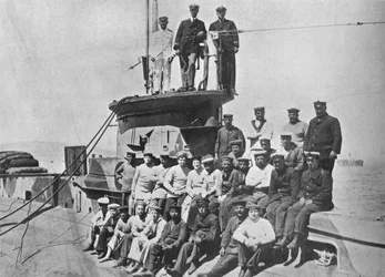 Os oficiais e a tripulação do HM Submarine E14, 1915.