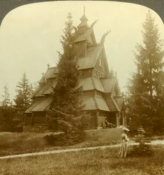A antiga igreja de Gol, um singular 12º cêntimo. Edifício em Osoarshal, Noruega, c1905.