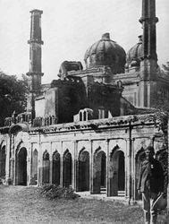 A antiga mesquita em Lucknow, Índia, c1920