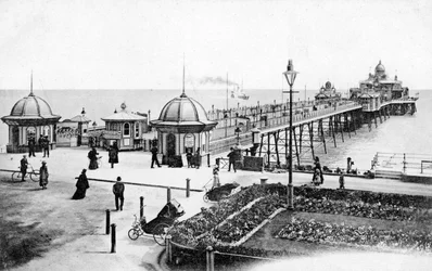 O cais de Eastbourne, East Sussex, c1900s-c1920s