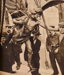 A remoção de Eros, 1925, 1938