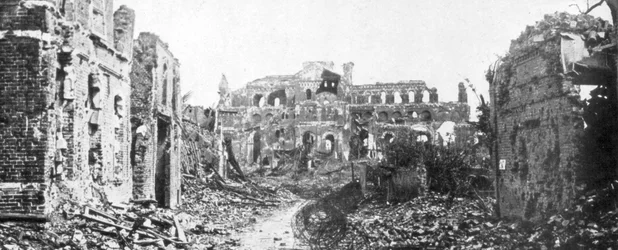 A cidade em ruínas e a torre do sino da igreja de Albert, Somme, França, 22 de agosto de 1918
