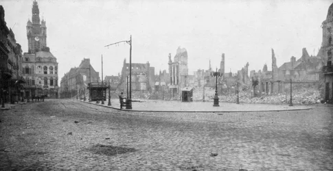 As ruínas e a torre sineira de Douai, França, 1918