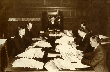 A cena no escritório de Lord Chancellors ... Eleição Geral, 1923, 1935.