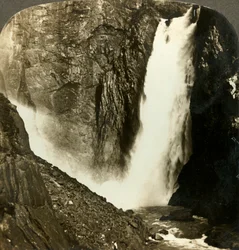 As águas ferventes do poderoso Voringfos, uma das maiores cachoeiras da Noruega, c1905.