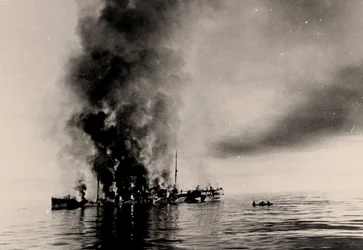 O naufrágio do quebra-gelo Alexander Sibiryakov pelo cruzador alemão Almirante Scheer em 25 de agosto de 1942.