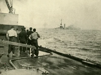 O naufrágio do cruzador alemão Mainz, 28 de agosto de 1914, c1920.