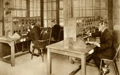 A sala de transmissão sem fio no Croydon Aerodrome, sul de Londres, 1928, 1935.