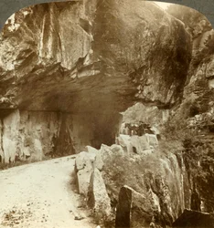 A maravilhosa estrada de Bratlandsdal, atravessou paredes de rocha sólida, na Noruega, c1905.