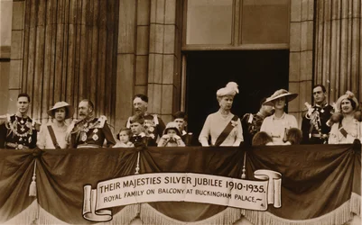 Suas Majestades Jubileu de Prata 1910-1935. Família real no balcão no Palácio de Buckingham, 1935.