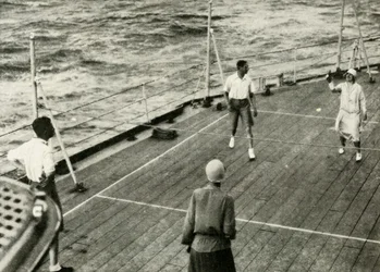 Suas Majestades, em um jogo de quoits no convés do HMS Renown, 1927, 1937.