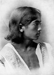Esta é uma fotografia de J. Krishnamurti, c1911, 1911