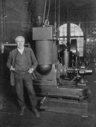 Thomas Alva Edison, inventor americano, com seu primeiro dínamo para produzir luz elétrica, década de 1880