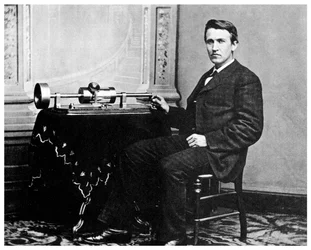 Thomas Alva Edison, inventor americano, com seu fonógrafo, c1878 1955