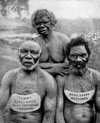 Três aborígenes das tribos costeiras a norte de Brisbane, Austrália, 1922
