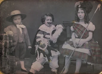 Três crianças em traje, década de 1850.