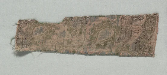 Três fragmentos de seda gótica italiana, 1350-1399.
