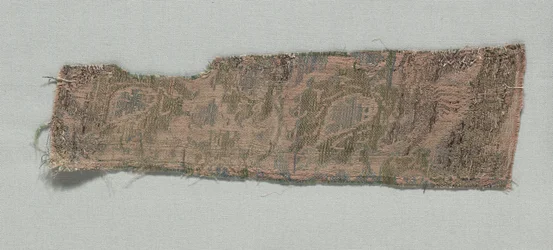 Três fragmentos de seda gótica italiana, 1350-1399.