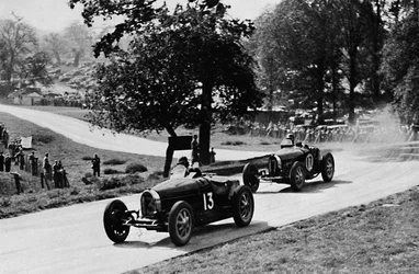 Corrida emocionante na zona rural da Inglaterra: Bugattis em Donington, 1937