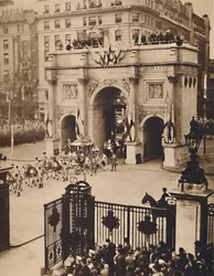 Pelo Portão dos Soberanos, Marble Arch, 12 de maio de 1937