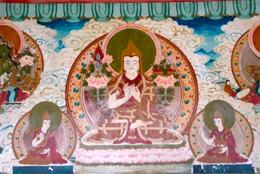 Budismo Tibetano; mural; Lama Tsongkharpa; escola Gelug; bonés amarelos; meditação; várias posturas de mão; mudras; Yongning; Templo Zhamei; área do Lago Lugu Hu; Província de Yunnan; República Popular da China; Ásia