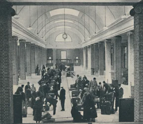 Bagagem de passageiros Tilbury examinada em um espaçoso prédio novo, 1937