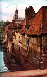 Casas de madeira pela Pont de Caen em Caudebec-en-Caux, Normandia, França, c1930s