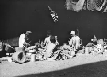 Trabalhadores da lata, Cairo, Egito, final do século XIX ou início do século XX