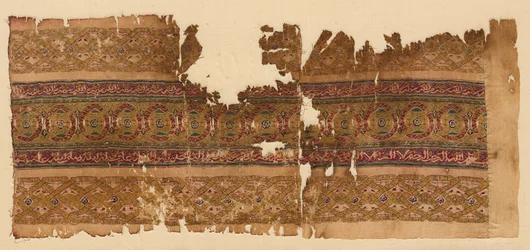 Tiraz com bandas de guilhoché, anos 1100.
