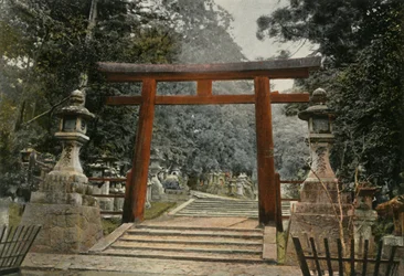 Tori DUn Temple Shinto, Tori em um templo xintoísta, 1900.