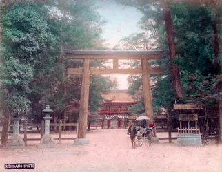 Torii, portão do santuário, Nishigamo, Kyoto, Japão