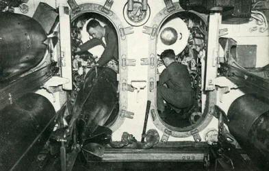 Tubos de torpedo de um submarino britânico, Segunda Guerra Mundial, 1945.