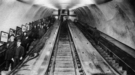 Escadas rolantes da estação de metrô Tottenham Court Road, Londres, 1926-1927