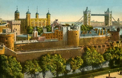 Tower Bridge e a Torre de Londres, c1910.