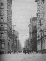 Imponentes fachadas de uma das lojas mais movimentadas da cidade, Thoroughfares, c1935