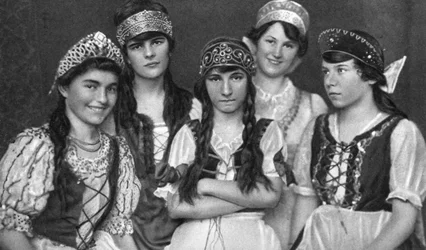 Trajes tradicionais usados por mulheres húngaras, Hungria, 1922