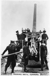 Treinando artilheiros navais, Whale Island, Portsmouth, Hampshire, 1937