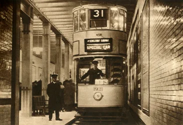Bonde no metrô de Kingsway, Londres, 1931, 1933.