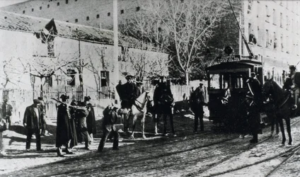 Greve dos eléctricos em Madrid, a guarda civil carrega contra os grevistas que tentam parar um eléctrico, publicado na revista "Nuevo Mundo", Dezembro de 1919