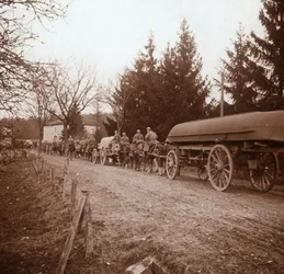 Transportando pontões, Somme, norte da França, c1914-c1918