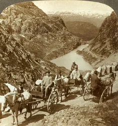 Viajantes na estrada da montanha através da ravina selvagem de Seljestad, Noruega, c1905.
