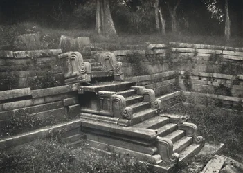 Escadas em um lago de banhos de tijolos, Anuradhapura, 1926