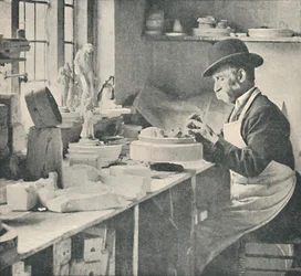 Aparar peças de argila bruta, c1917