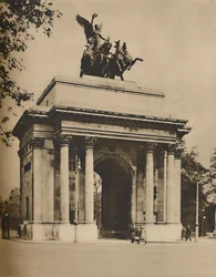 Arco do Triunfo Movido de Hyde Park para Constitution Hill, c1935.