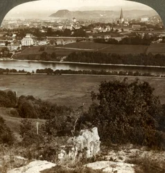 Trondhjem, suas casas, armazéns e catedral, entre o rio Nid e o Fiorde, Noruega, 1905.