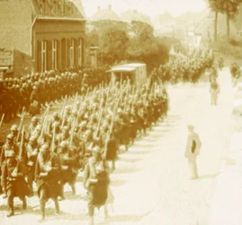 Tropas que marcham, Alveringem, Flandres, Bélgica, c1914-c1918