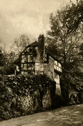 Verdadeiramente rural - uma encantadora e velha casa de campo de Sussex em Amberley, 1920.