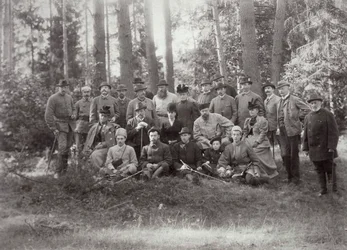 Czar Alexandre III com família e amigos em uma caçada na Floresta Bialowieza, Rússia, 1894