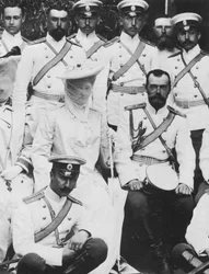 O czar Nicolau II e a czarina Alexandra Fyodorovna da Rússia com um grupo de oficiais do exército, c1904