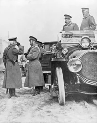 Czar Nicolau II visitando a frente russa, maio de 1915